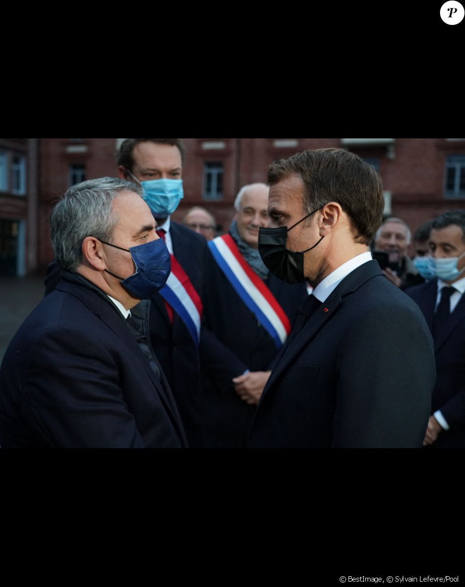Le président français Emmanuel Macron est accueilli par le président de la région Hauts-de-France et candidat du parti Les Républicains (LR) à l'élection présidentielle française de 2022, Xavier Bertrand - Le président de la République française visite le Familistère Godin de Guise, France, le 19 novembre 2021, un bâtiment datant du XIXème siècle devenu aujourd'hui musée, dans le cadre d'un voyage autour du pacte Sambre-Avesnois-Thierache, dit "pacte SAT".