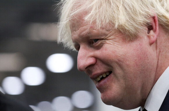 Le Premier ministre britannique Boris Johnson visite le siège social de la société Tharsus à Blyth, le 22 novembre 2021.