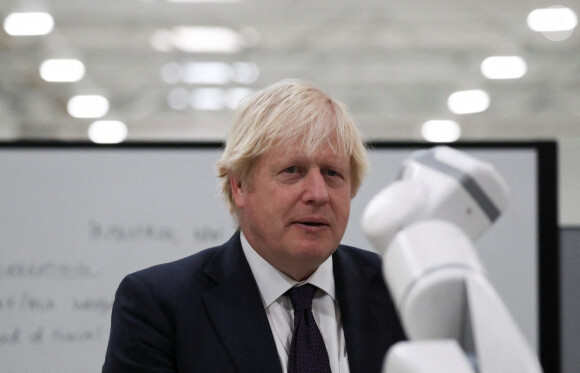 Le Premier ministre britannique Boris Johnson visite le siège social de la société Tharsus à Blyth