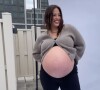 Ashley Graham, enceinte et en pleine séance photo. Novembre 2021.