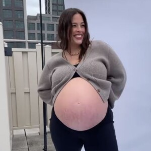 Ashley Graham, enceinte et en pleine séance photo. Novembre 2021.