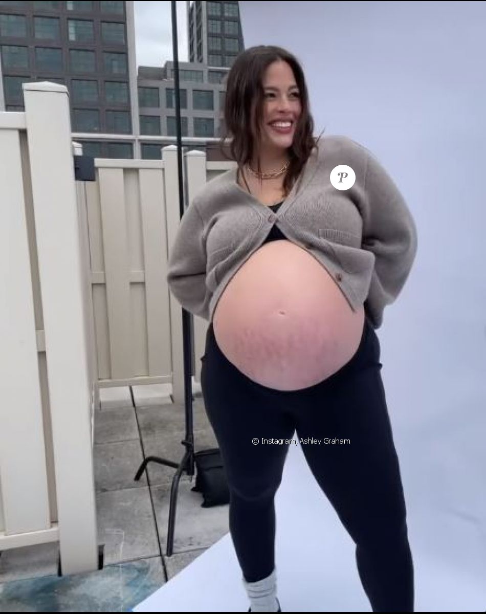 Ashley Graham, enceinte et en pleine séance photo. Novembre 2021.