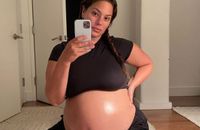 Ashley Graham enceinte : elle affiche son baby bump et vergetures, et remet en place une abonnée