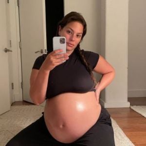 Ashley Graham, enceinte, a essuyé des commentaires malvenus sur ses vergetures.