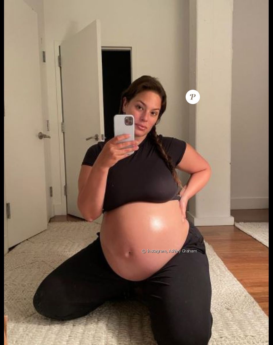 Ashley Graham, enceinte, a essuyé des commentaires malvenus sur ses vergetures.
