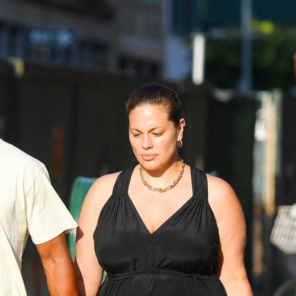 Exclusif - Ashley Graham enceinte est allée diner avec son mari Justin Ervin au restaurant Greca à Tribeca, New York, le 19 juillet 2021