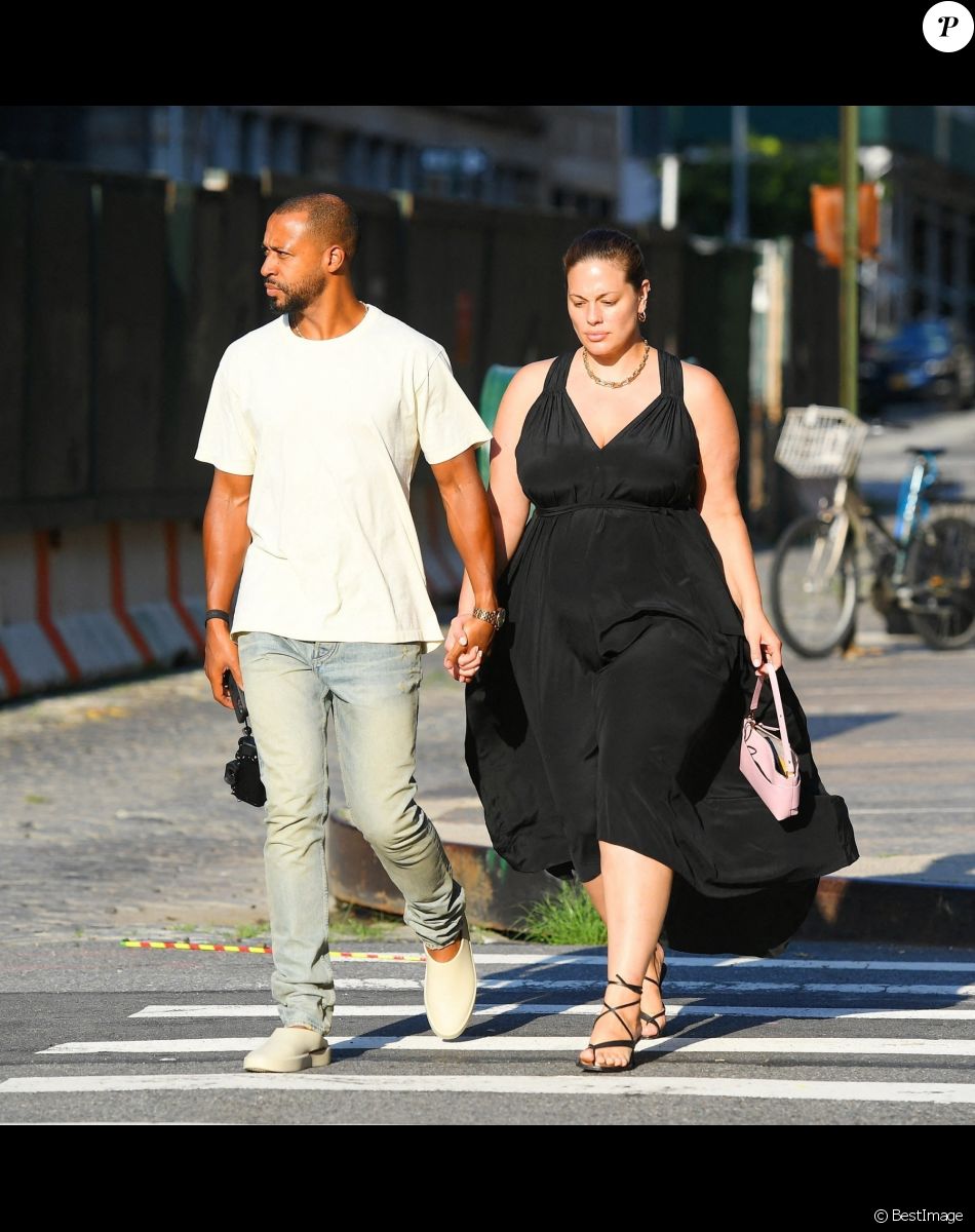 Exclusif - Ashley Graham enceinte est allée diner avec son mari Justin Ervin au restaurant Greca à Tribeca, New York, le 19 juillet 2021