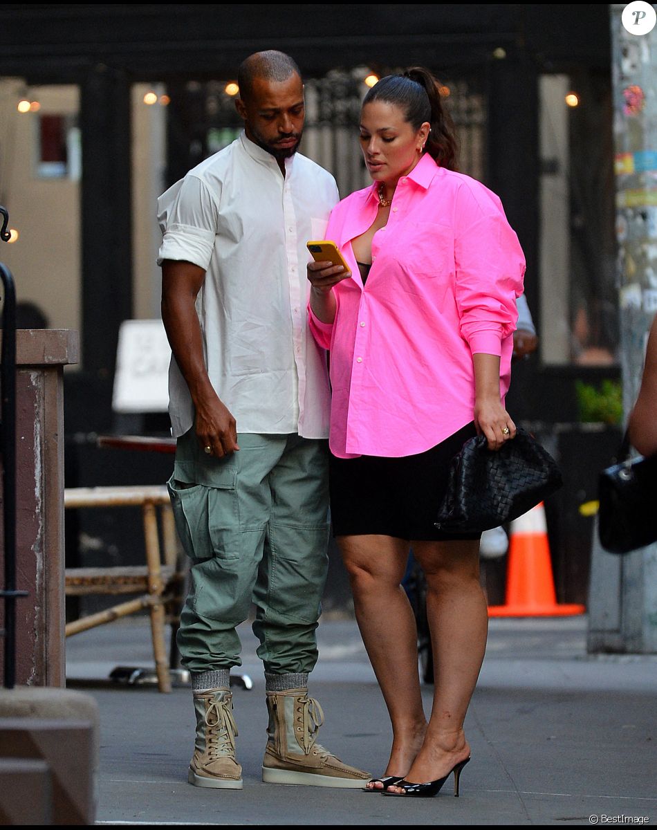Exclusif - Ashley Graham, enceinte, et son mari Justin Ervin se promènent à New York, le 15 juillet 2021.