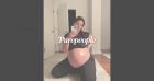 Ashley Graham enceinte : elle affiche son baby bump et vergetures, et remet en place une abonnée