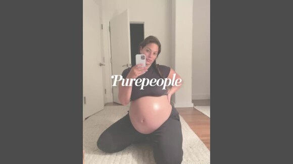 Ashley Graham enceinte : elle affiche son baby bump et vergetures, et remet en place une abonnée