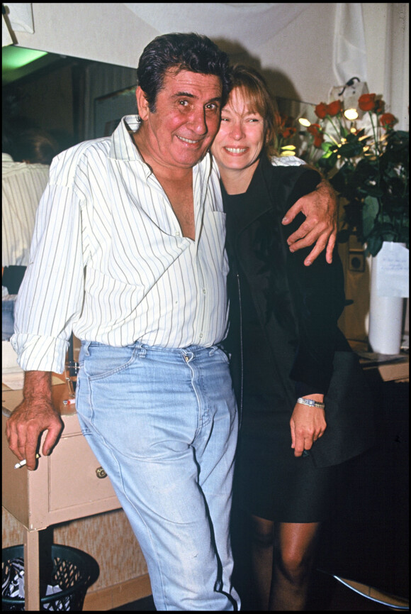 Archives - Gilbert Bécaud dans sa loge avec sa femme, à l'Olympia. 1991.