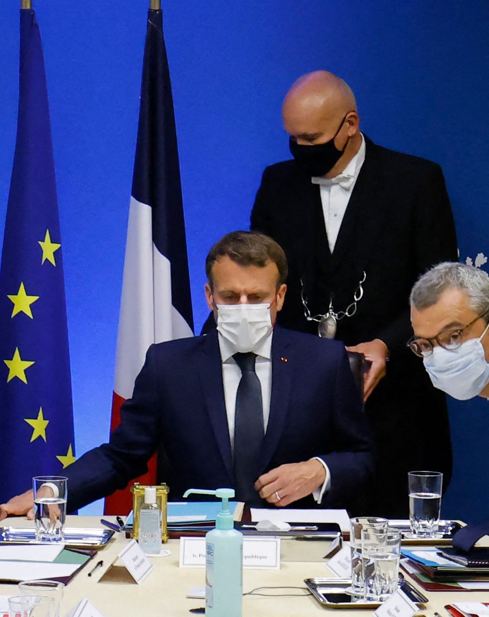 Emmanuel Macron, président de la République Française, flanqué des membres de son gouvernement (notamment Jean Castex, Premier ministre, Gérald Darmanin, ministre de l'Intérieur, Jean-Yves Le Drian, ministre de l'Europe et des Affaires Etrangères, Florence Parly, ministre des Armées) lors d'un conseil de défense qui se tient dans le poste de commandement Jupiter au sein du palais présidentiel de l'Élysée, pour discuter du problème du logiciel espion israélien Pegasus. Paris, le 22 juillet 2021.