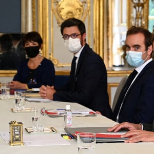 Le président Emmanuel Macron lors d'une rencontre avec les représentants de la Nouvelle Calédonie au palais de l'Elysée à Paris le 1er juin 2021.