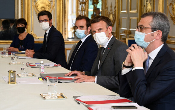 Le président Emmanuel Macron lors d'une rencontre avec les représentants de la Nouvelle Calédonie au palais de l'Elysée à Paris le 1er juin 2021.