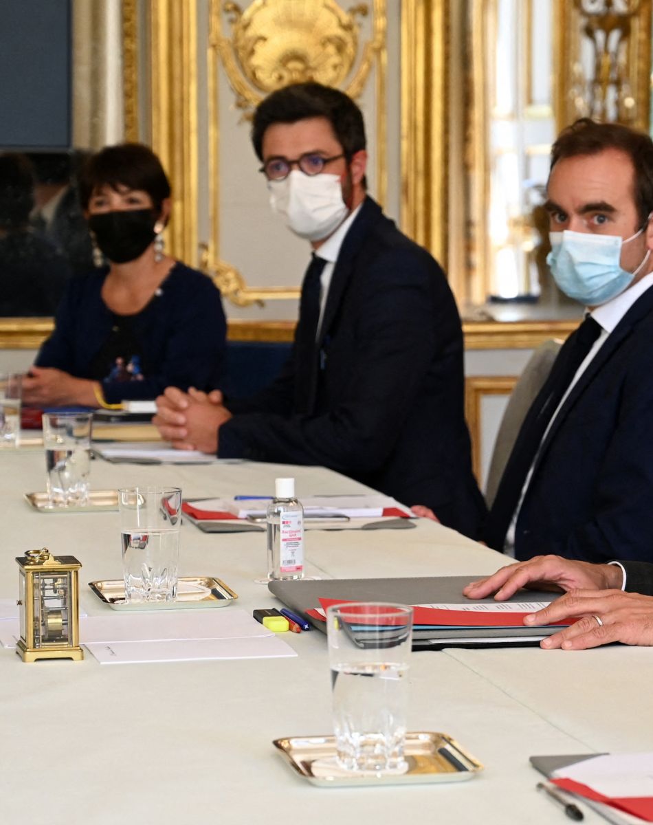Le président Emmanuel Macron lors d'une rencontre avec les représentants de la Nouvelle Calédonie au palais de l'Elysée à Paris le 1er juin 2021.