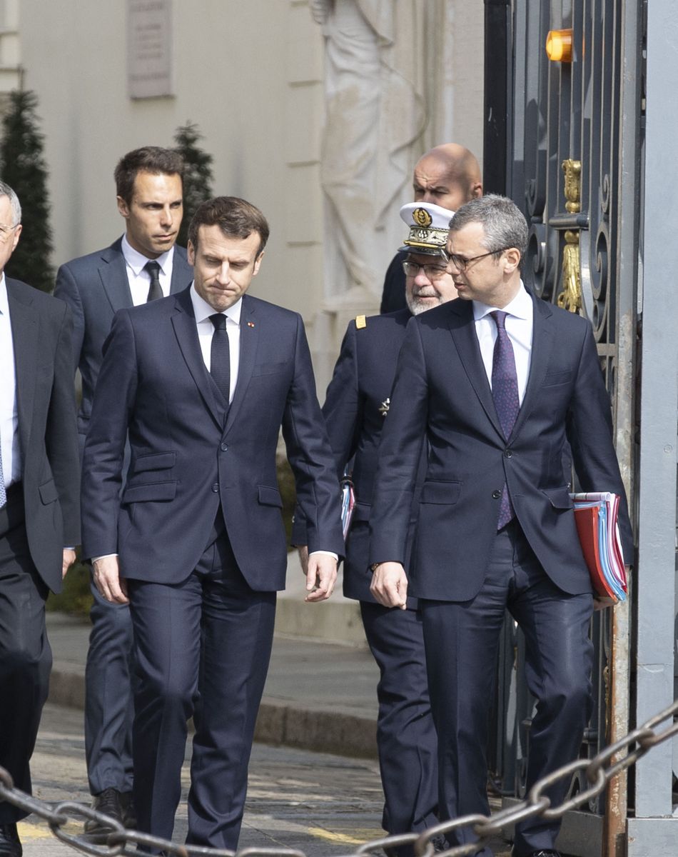Emmanuel Macron, président de la République française, Bernard Rogel, amiral, Alexis Kohler, secrétaire général de l'Elysée - Centre interministériel de crise du ministère de l'Intérieur - Réunion interministérielle de gestion de crise coordonne la réponse des pouvoirs publics à la crise de l'épidémie de Coronavirus (COVID-19), en lien avec le CORRUSS du ministère de la Santé qui pilote les aspects sanitaires de la crise. Hébergé au ministère de l'Intérieur, le CIC est placé sous l'autorité du Premier ministre. Paris, le 20 mars 2020.