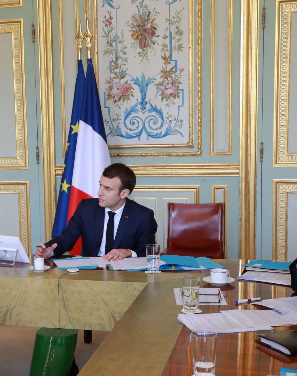 Le président de la République Emmanuel Macron préside une réunion de la « task force économie » ce matin à l'Élysée avec le premier Ministre Edouard philippe et avec les responsables de différentes filières impactées par la crise du coronavirus et les règles de confinement au palais de l'Élysée à Paris. Paris le 19 mars 2020. En présence du premier ministre Édouard Philippe et Alexis Kohler (secrétaire général de la présidence). © Ludovic Marin / Pool / Bestimage