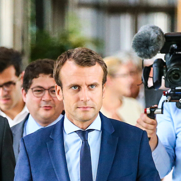 Alexis Kohler, Emmanuel Macron lors d'une conférence de presse après sa démission du poste de ministre de l'économie, de l'industrie et du numérique au ministère de Bercy à Paris, le 30 août 2016.