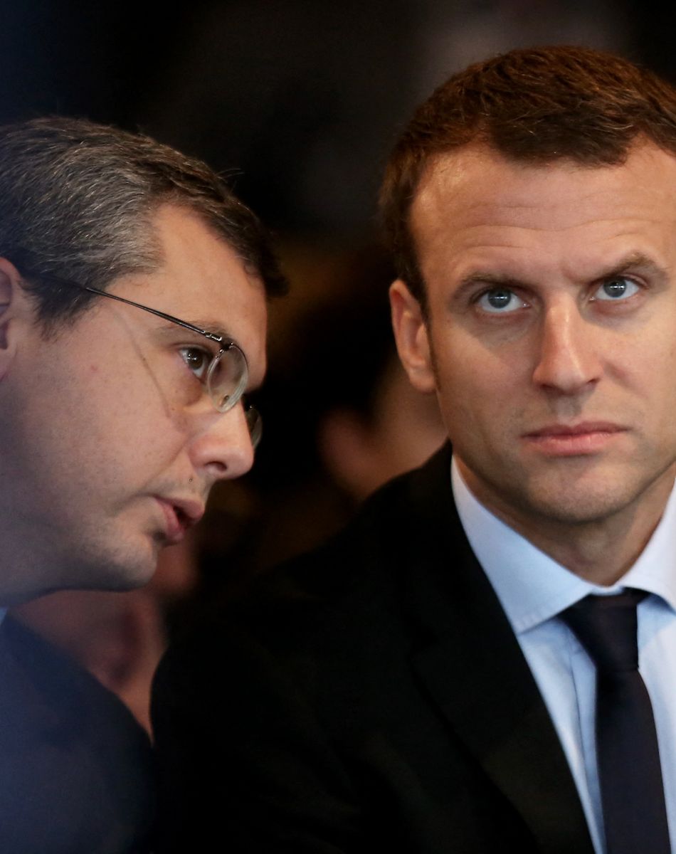Alexis Kohler et Emmanuel Macron lors de sa conférence de presse au Pavillon Gabriel à Paris, afin de dévoiler la structure du mouvement "En Marche".
