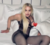 Madonna s'entête et republie ses photos sexy sur Instagram, cette fois en cachant son téton avec un emoji.