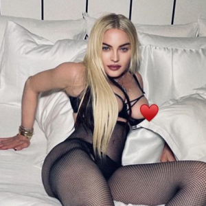 Madonna s'entête et republie ses photos sexy sur Instagram, cette fois en cachant son téton avec un emoji.