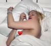 Madonna s'entête et republie ses photos sexy sur Instagram, cette fois en cachant son téton avec un emoji. Novembre 2021.