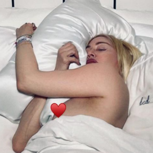 Madonna s'entête et republie ses photos sexy sur Instagram, cette fois en cachant son téton avec un emoji. Novembre 2021.
