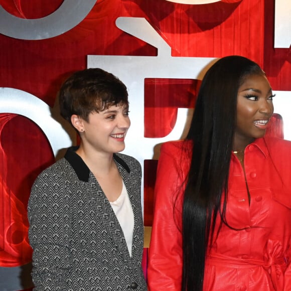 Elodie Martelet, Fatou Kaba, Jenifer Bartoli, Damien Bonnard (attelle à la main gauche) et Lola Dubini à l'avant-première du film d'animation "Tous en scène 2" au cinéma Le Grand Rex à Paris, France, le 26 novembre 2021. © Coadic Guirec/Bestimage 