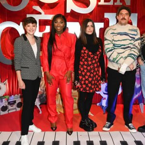 Elodie Martelet, Fatou Kaba, Jenifer Bartoli, Damien Bonnard (attelle à la main gauche) et Lola Dubini à l'avant-première du film d'animation "Tous en scène 2" au cinéma Le Grand Rex à Paris, France, le 26 novembre 2021. © Coadic Guirec/Bestimage 