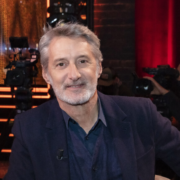 Exclusif - Antoine De Caunes pendant le tournage de l'émission On Est En Direct (OEED) du samedi 27/11/202, présentée par L.Salamé et L.Ruquier, à Paris, France, le 27 novembre 2021. © Jack Tribeca/Bestimage 