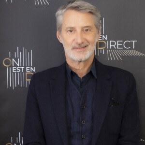 Exclusif - Antoine De Caunes en backstage de l'émission On Est En Direct (OEED) du samedi 27/11/2021, présentée par L.Salamé et L.Ruquier à Paris, France, le 27 novembre 2021. © Jack Tribeca/Bestimage 