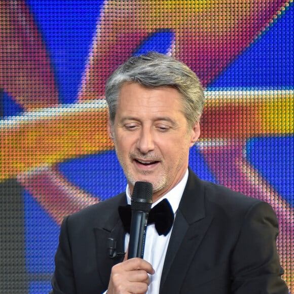 Antoine de Caunes - Ambiance sur le plateau du Grand Journal de Canal + lors du 68ème festival de Cannes le 13 mai 2015. 