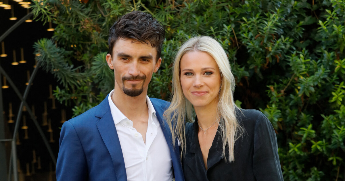 Marion Rousse Et Julian Alaphilippe Leur Fils Nino Craquant Premi Re Fois Dans La Neige