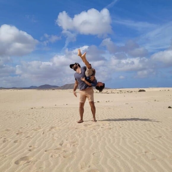 Grégory Montel s'amuse avec son fils sur les dunes de sable.