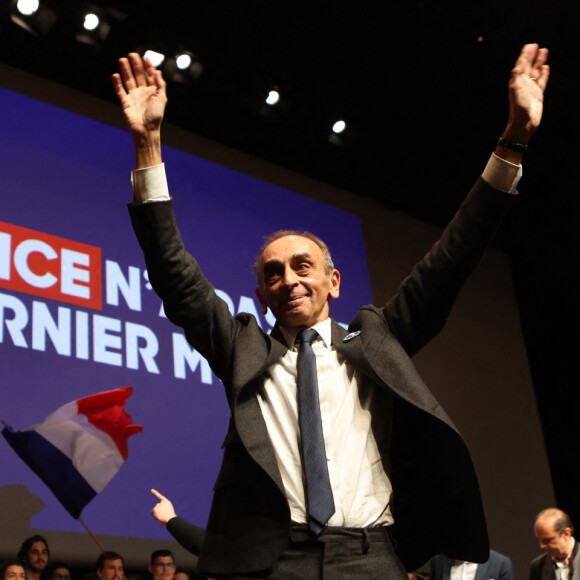 Eric Zemmour faisant la promotion de son dernier livre "La France n'a pas dit son dernier mot" lors d'un meeting-dédicace au Palais des Congrès à Bordeaux, France, le 12 novembre 2021.