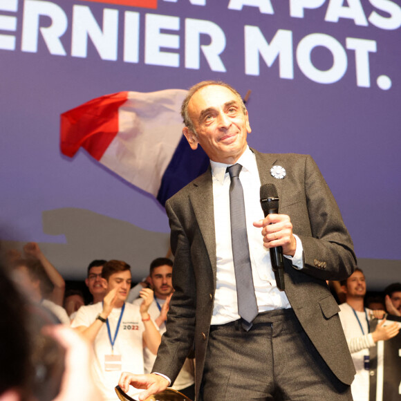 Eric Zemmour faisant la promotion de son dernier livre "La France n'a pas dit son dernier mot" lors d'un meeting-dédicace au Palais des Congrès à Bordeaux