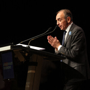 Eric Zemmour faisant la promotion de son dernier livre "La France n'a pas dit son dernier mot" lors d'un meeting-dédicace au Palais des Congrès à Bordeaux, France, le 12 novembre 2021.