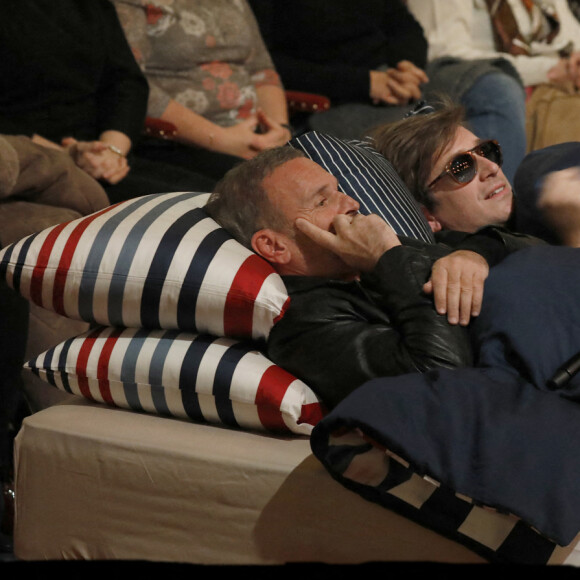 Exclusif - Laurent Baffie, Thomas Dutronc - Soirée "L'année de la déprime (et même un peu plus...)" aux Folies Bergère à Paris. Le 29 novembre 2021. © Alain Guizard / Bestimage