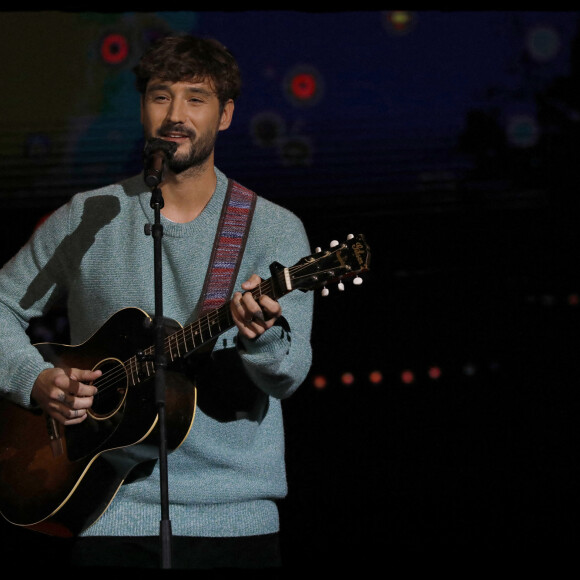 Exclusif - Jérémy Frérot - Soirée "L'année de la déprime (et même un peu plus...)" aux Folies Bergère à Paris. Le 29 novembre 2021. © Alain Guizard / Bestimage