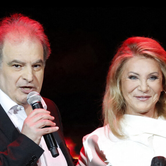 Exclusif - Raphaël Mezrahi, Sheila - Soirée "L'année de la déprime (et même un peu plus...)" aux Folies Bergère à Paris. Le 29 novembre 2021. © Alain Guizard / Bestimage