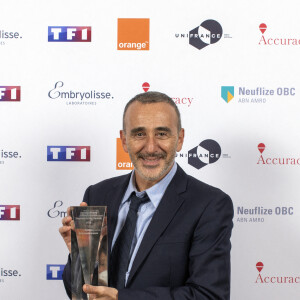 Elie Semoun - Trophée du film français et Trophée de la première oeuvre pour "Ducobu 3" - Palmarès du 28 ème Trophée du Film Français 2021 au Grand Rex à Paris le 4 mars 2021 © Eric Sivan / Trophées du Film Français via Bestimage