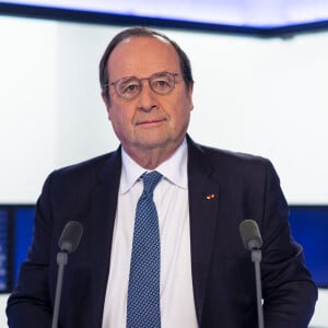 Exclusif - François Hollande invité de l'émission "Face aux territoires" présentée par C.Viguier dans les studios de TV5 Monde à Paris © Pierre Perusseau/Bestimage 