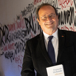 Exclusif - François Hollande dédicace son livre "Affronter" à la librairie Filigranes à Bruxelles le 16 novembre 2021. 