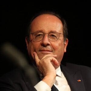 François Hollande présente et dédicace son dernier livre "Affronter" à la Station Ausone - Librairie Mollat à Bordeaux le 22 octobre 2021. © Jean-Marc Lhomer / Bestimage 