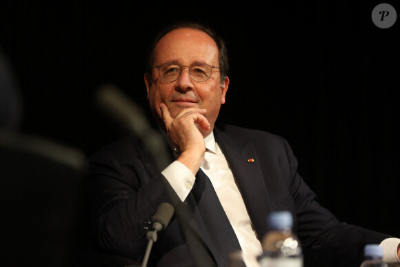 François Hollande présente et dédicace son dernier livre "Affronter" à la Station Ausone - Librairie Mollat à Bordeaux le 22 octobre 2021. © Jean-Marc Lhomer / Bestimage 