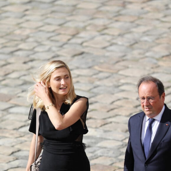 François Hollande et sa compagne Julie Gayet lors de la cérémonie d'hommage national à Jean-Paul Belmondo à l'Hôtel des Invalides à Paris, France, le 9 septembre 2021. © Dominique Jacovides/Bestimage 