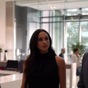 Meghan Markle embrasse son partenaire Patrick J. Adams dans la série "Suits" le 29 mars 2018.