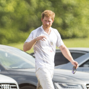 Le prince Harry à un match de polo à Ascot le 7 mai 2017, non loin de sa compagne Meghan Markle.