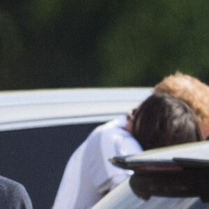 Le prince Harry et sa compagne Meghan Markle s'enlacent tendrement après un match de polo à Ascot le 7 mai 2017.