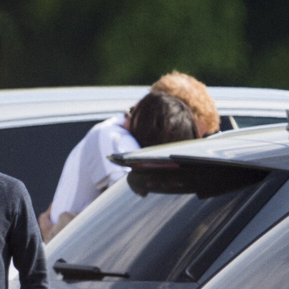 Le prince Harry et sa compagne Meghan Markle s'enlacent tendrement après un match de polo à Ascot le 7 mai 2017.